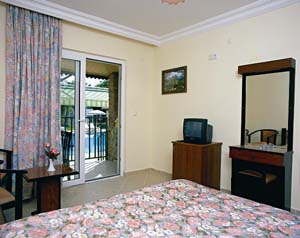 5 person business 1 room suite and 2 children with garden view, french bed, private facilities (bath), and breakfast